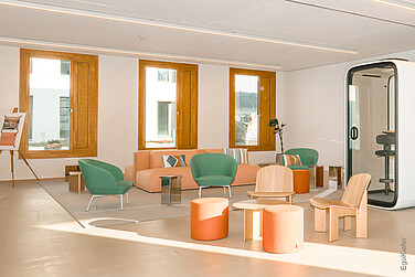 Innenaufnahme der Räumlichkeiten von FlexOffice im Büro- und Verwaltungsgebäude JED2226 Schlieren, ein Gebäude mit Zero Energy, im Bild drei EgoKiefer Holz/Aluminium-Fenster EgoSelection mit integrierter Lüftungsklappe sichtbar