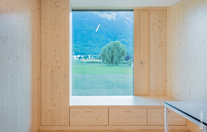 Innenaufnahme eines Holz/Alu-Fensters EgoAllstar, Neubaus Fondation «La Chaloupe», Collombey 