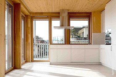 Innenaufnahme der Fenster mit Sicht nach draussen, Neubau Weggishof, Weggis