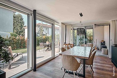 Innenaufnahme einer Wohnung des Mehrfamilienhauses Eleganza in Ostermundigen, Hebeschiebetüren sichtbar