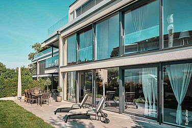 Foto der Aussenfassade des Mehrfamilienhauses Eleganza in Ostermundigen, ausgestattet mit EgoSelection Holz/Aluminium-Fenstern und Holz/Aluminium-Hebeschiebetüren