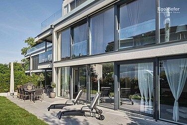 Foto der Aussenfassade des Mehrfamilienhauses Eleganza in Ostermundigen, ausgestattet mit EgoSelection Holz/Aluminium-Fenstern und Holz/Aluminium-Hebeschiebetüren