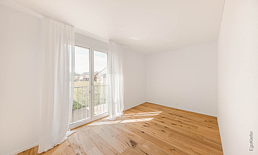 Innenaufnahme, links im Bild ist ein 2-flügliges EgoKiefer Kunststoff-Fenster EgoAllround sichtbar