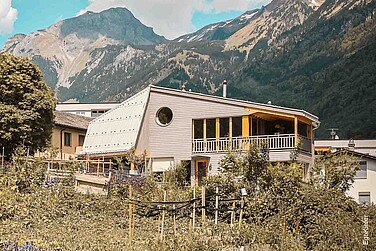 Architecture moderne de la maison jumelée à Schwanden avec vue sur la tour Pulverturm