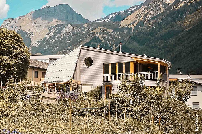 Architettura moderna della casa bifamiliare a Schwanden con vista sulla torre Pulverturm