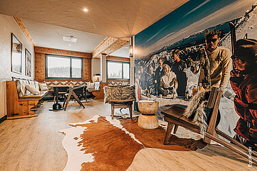Innenaufnahme im Panoramic Restaurant des Alpenresort FAERN in Arosa, zwei 2-flüglige Holz/Aluminium-Fenster sichtbar