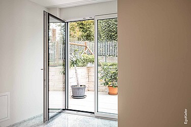 Offener Fensterflügel eines Holz/Aluminium-Fensters EgoSelectionPlus, Stufenglas sichtbar