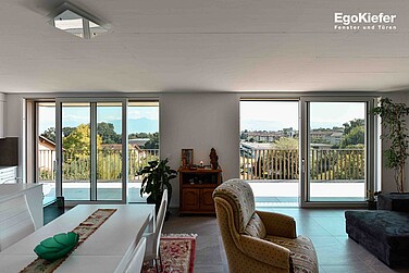 Innenaufnahme, Wohnzimmer mit grossen Hebeschiebetüren aus Kunststoff/Aluminium in der XL-Optik-Ausführung