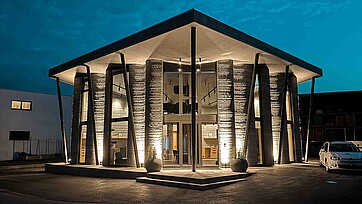 Aussenaufnahmes bei Dämmerung der neuen Bemusterungszentrale der Kobelt AG Marbach