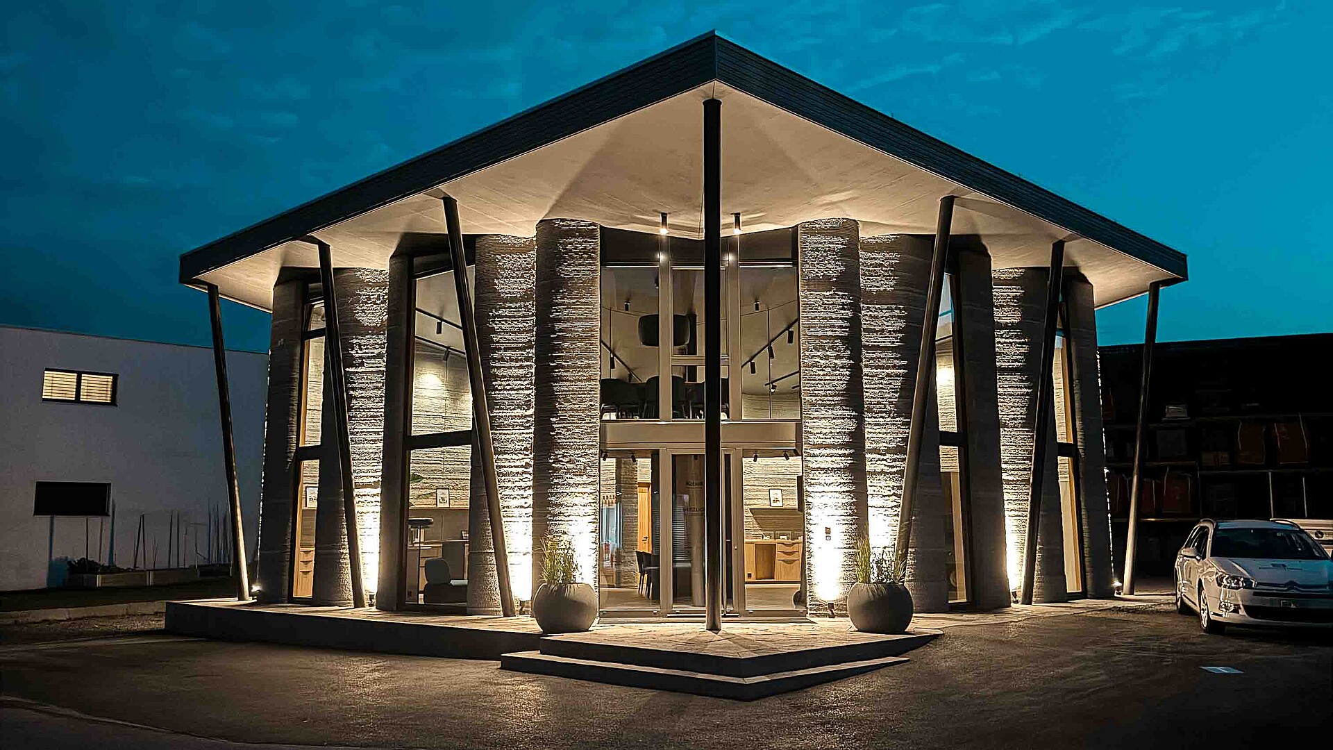 Aussenaufnahmes bei Dämmerung der neuen Bemusterungszentrale der Kobelt AG Marbach
