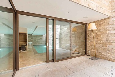 Aussenaufnahme der Hebeschiebetüre im Untergeschoss eines EFH/Villa in Liechtenstein
