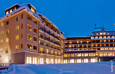 Aussenaufnahme Waldhotel Arosa beleuchtet