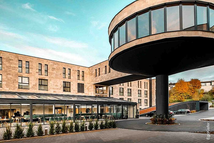 Aussenansicht des Aparthotels in Döttingen, mit EgoKiefer Kunststoff/Aluminium-Fenstern EgoAllround, rechts ist ein Rondell mit Fenstverglasungen zu sehen.