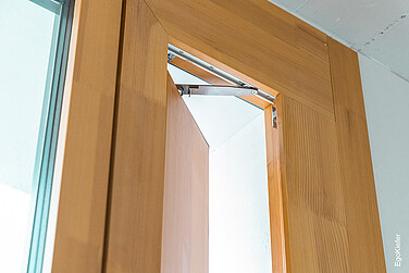 Innenaufnahme eines Holz/Aluminium-Fensters EgoSelection mit integrierter Lüftungsklappe, im Bild ist diese offen
