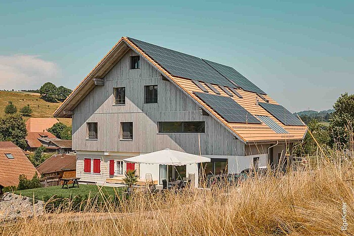 Foto esterna dell'edificio per appartamenti di Alchenstorf, costruito in pendenza su fondamenta esistenti