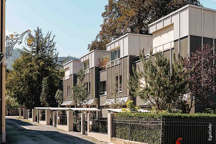 Vista esterna delle quattro nuove case a schiera del Park Freienstein, Glarona