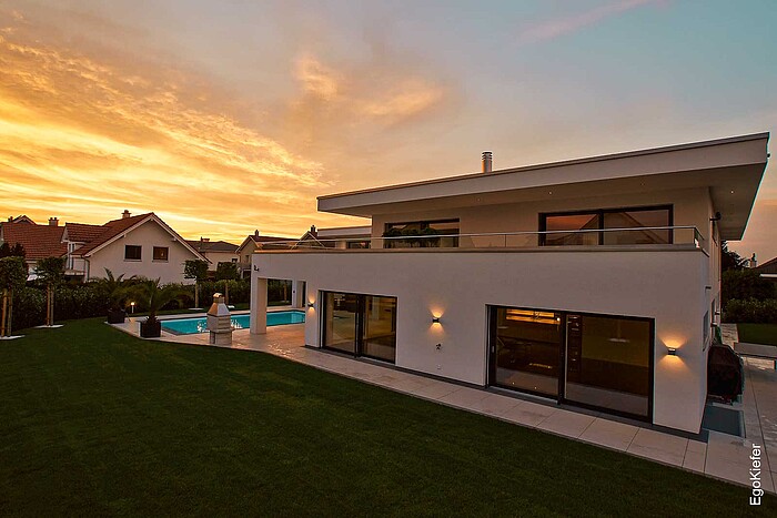 EFH (Villa) Steinach, Aussenaufnahme mit Dämmerungsstimmung