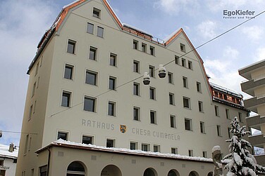 Gemeindehaus St. Moritz, Aussenaufnahme Fensterfront