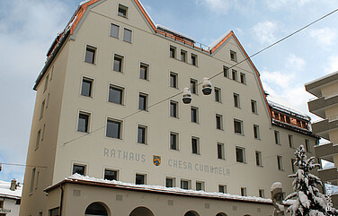 Gemeindehaus St. Moritz, Aussenaufnahme Fensterfront