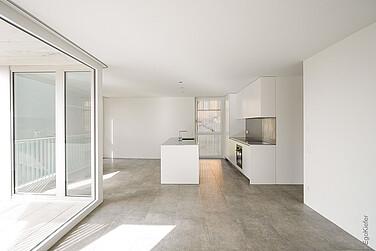 Innenaufnahme des Wohnhauses "Residenza al Sasso", links mit EgoKiefer Holz/Aluminium-Fenstern EgoAllstar