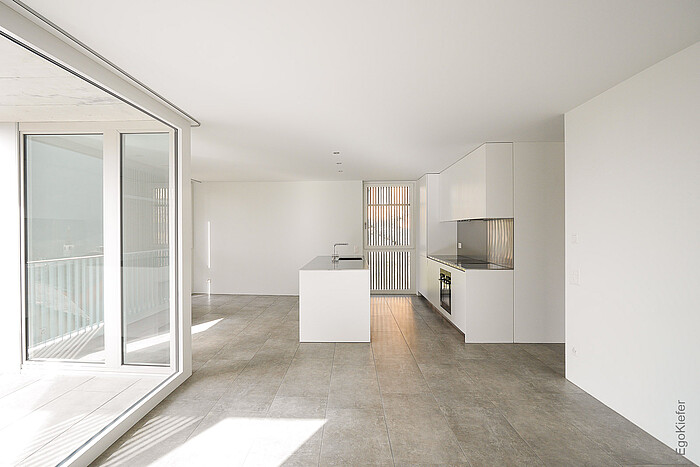 Vue de l'intérieur de la maison d'habitation "Residenza al Sasso", à gauche avec les fenêtres EgoAllstar en bois/aluminium EgoKiefer