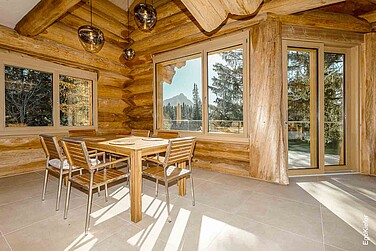 Innenraumansicht eines Wohnzimmers mit eleganten Holzfenstern EgoWoodstar, die für ein warmes und stilvolles Ambiente sorgen.