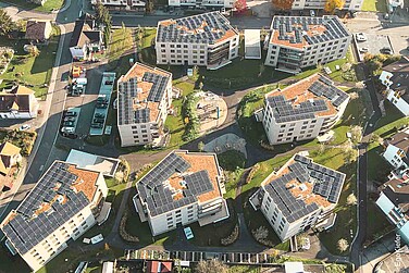 Luftaufnahme von sieben Mehrfamilienhäusern Menzipark Widnau
