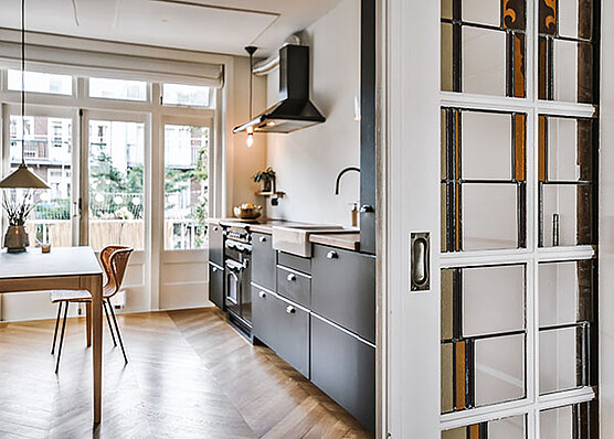 Cucina raffinata con arredo moderno e porte in vetro in stile vintage