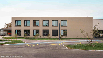 Stagebild, Aussenaufnahme des neuen Schulhauses Bellicot in Echichens