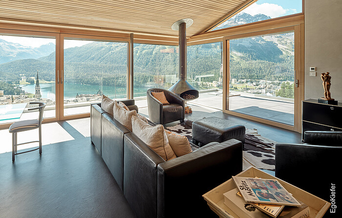 Photo d'intérieur avec une vue magnifique sur le lac de St. Moritz
