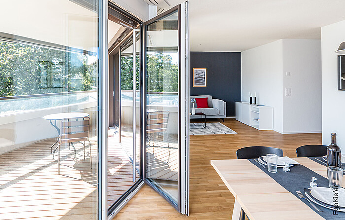 Innenaufname der Wohnüberbauung Residence Esplanade in Biel, Sicht aus dem Wohnzimmer nach draussen
