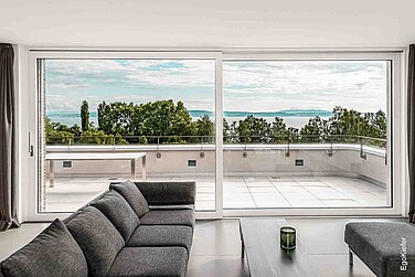 Innenaufnahme MFH RIVAGE Bottighofen, Kunststoff/Aluminium-Hebeschiebetüre mit wunderschöner Sicht nach draussen