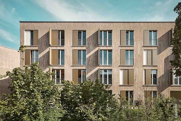 Vue frontale d'un immeuble d'habitation du nouveau bâtiment Huebergasse à Berne avec des fenêtres en PVC EgoKiefer EgoAllround