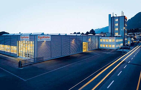 Site d'EgoKiefer, Villeneuve Vaud, immeuble de bureaux, tourné à la tombée de la nuit