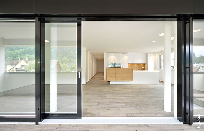 Photo extérieure, détail d'une porte coulissante à levage ouverte, immeuble d'habitation Living Berneck