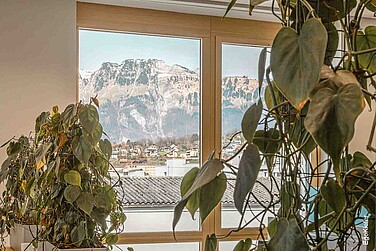 Innenaufnahme eines Holz/Aluminium-Fensters, wunderschöne Sicht auf das Bergpanorama