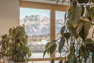 Vista interna di una finestra in legno/alluminio EgoAllstar, splendida vista sul panorama montano