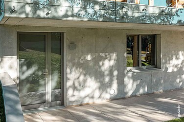 Aussenaufnahme des Neubaus eines Holzblockhauses in Amden SG bei welchem nebst Holzfenstern EgoWoodstar auch EgoKiefer Kunstsoff/Aluminium-Fenster EgoAllround und eine Aluminium-Haustüre eingebaut wurden.