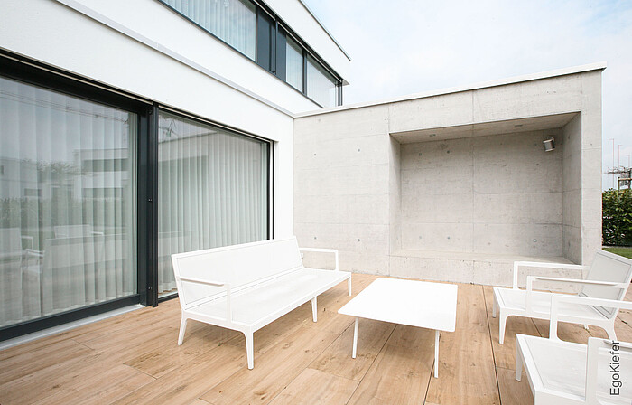 Foto esterna di una porta scorrevole a sollevamentoal piano inferiore dell'ascensore e delle finestre al piano superiore di una casa unifamiliare a Wil