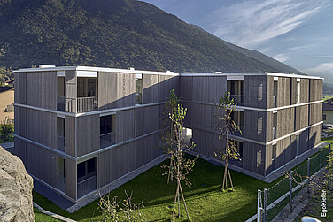 Aussenaufnahme des Wohnhauses "Residenza al Sasso" in Lumino, mit EgoKiefer Holz/Alumnium-Fenstern EgoAllstar