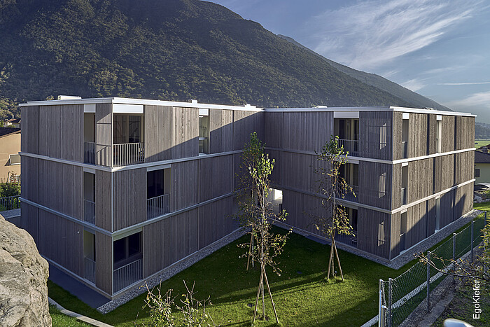 Photo de l'extérieur de la maison d'habitation "Residenza al Sasso" à Lumino, avec fenêtres EgoAllstar en bois/aluminium EgoKiefer