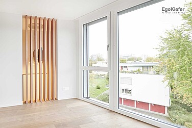 Innenaufnahme eines Holz/Aluminium-Fensters EgoAllstar, rechts mit Festverglasung, Wohnüberbauung Zihl, Nidau