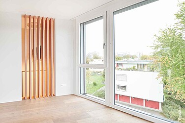 Innenaufnahme eines Holz/Aluminium-Fensters EgoAllstar, rechts mit Festverglasung, Wohnüberbauung Zihl, Nidau