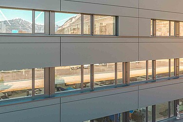 Aussenaufnahme vom Produktionsgebäude BC-Tech AG in Domat/Ems, Fassade mit Fenstern