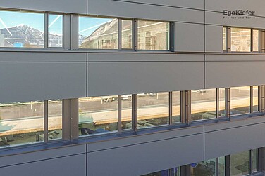 Aussenaufnahme vom Produktionsgebäude BC-Tech AG in Domat/Ems, Fassade mit Fenstern