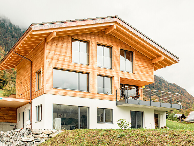 Una bellissima casa indipendente a Ringgenberg con finestre EgoKiefer