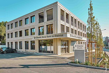 Aussenaufnahme Umbau Clientis Biene Bank im Rheintal 