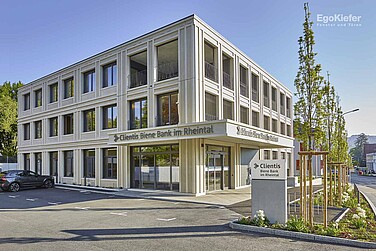 Aussenaufnahme Umbau Clientis Biene Bank im Rheintal 