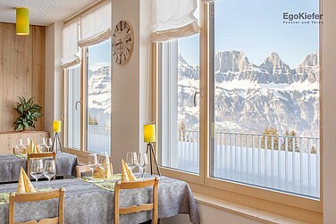 Innenaufnahme im Restaurant mit Sicht nach aussen mit wunderschöner Aussicht auf das Bergpanorama