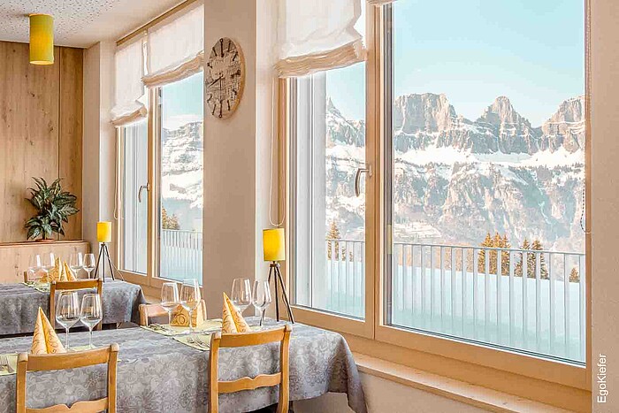 Ripresa interna nel ristorante con vista sull'esterno con una bella vista sul panorama della montagna